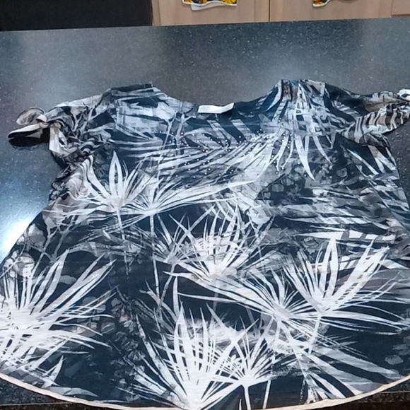 Womans summer blouse - Picture 1 of 3